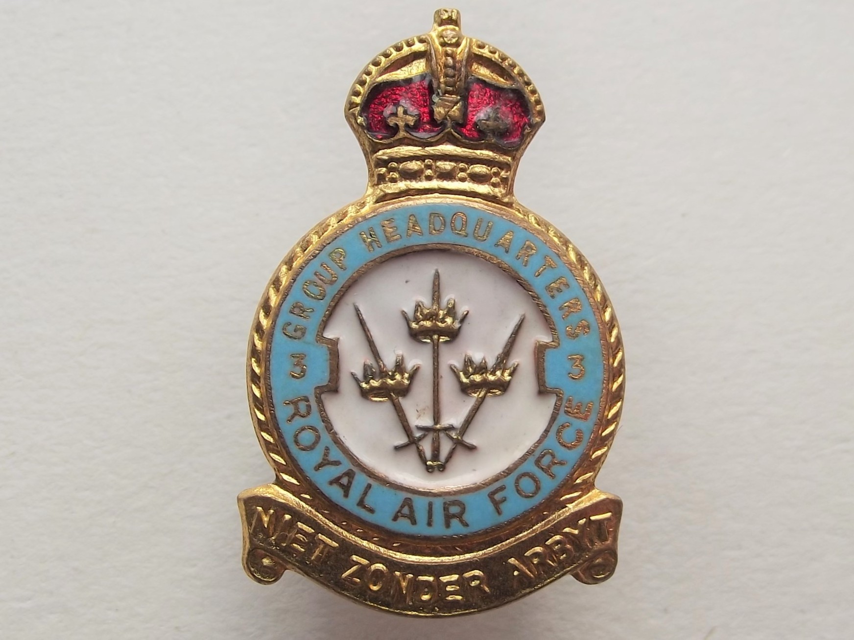 WW2 R.A.F 3 GROUP HEADQUARTERS KINGS CROWN BADGE C1940s