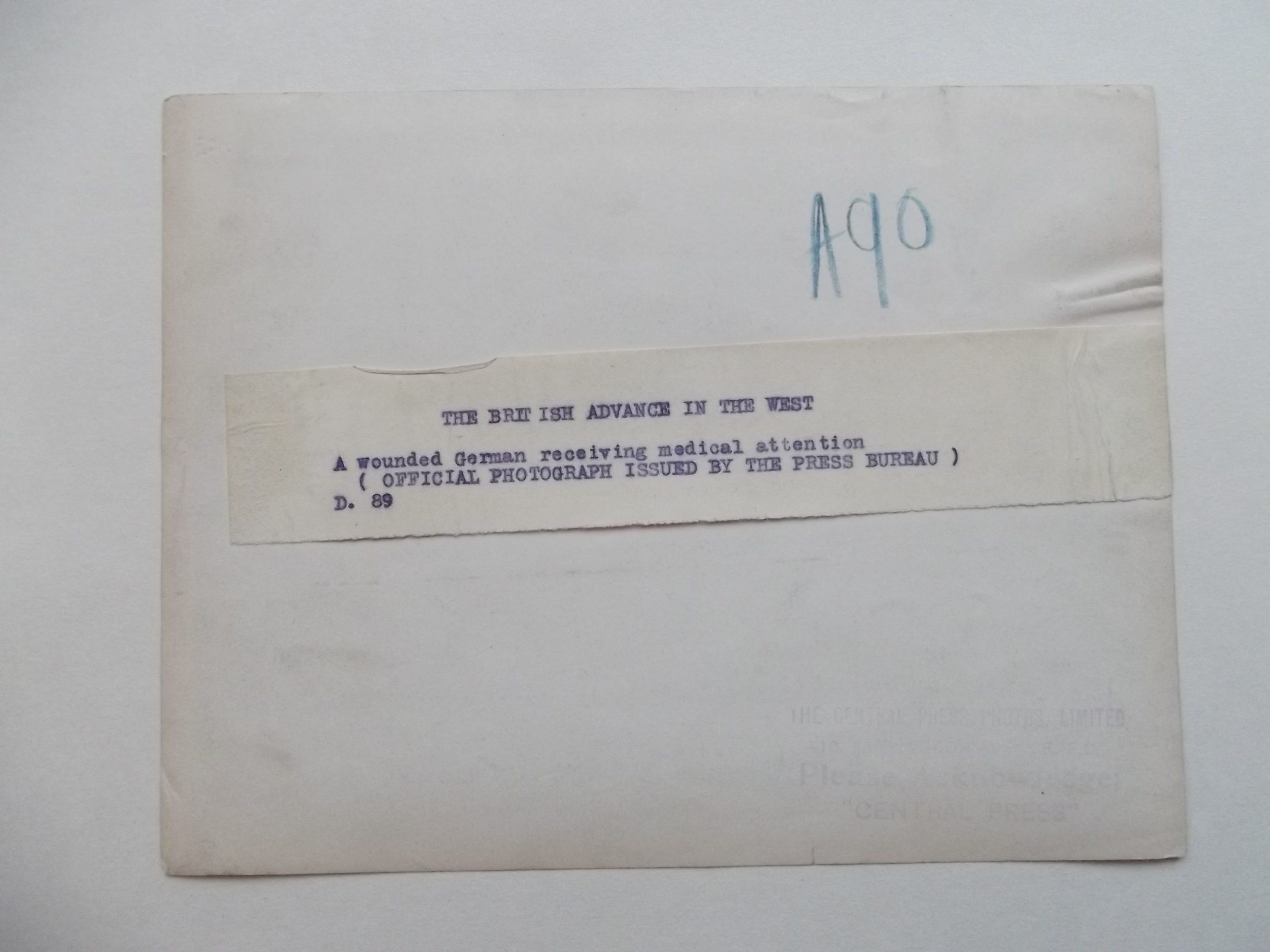 WW1 PRESS PHOTOGRAPH BRITISH MEDIC TREATING A GERMAN