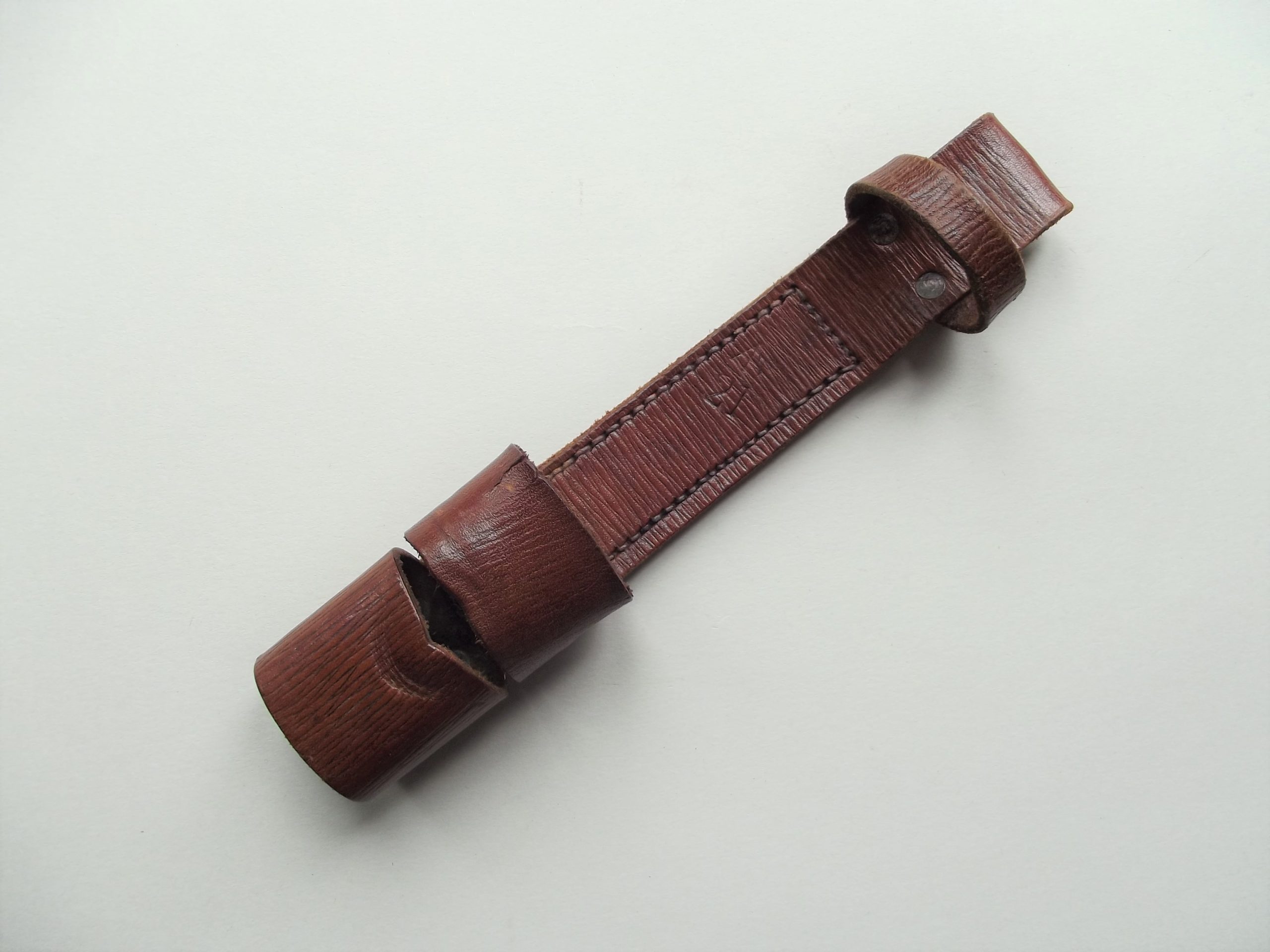 WW2 39 PTN LEATHER BAYONET FROG DATED 1940