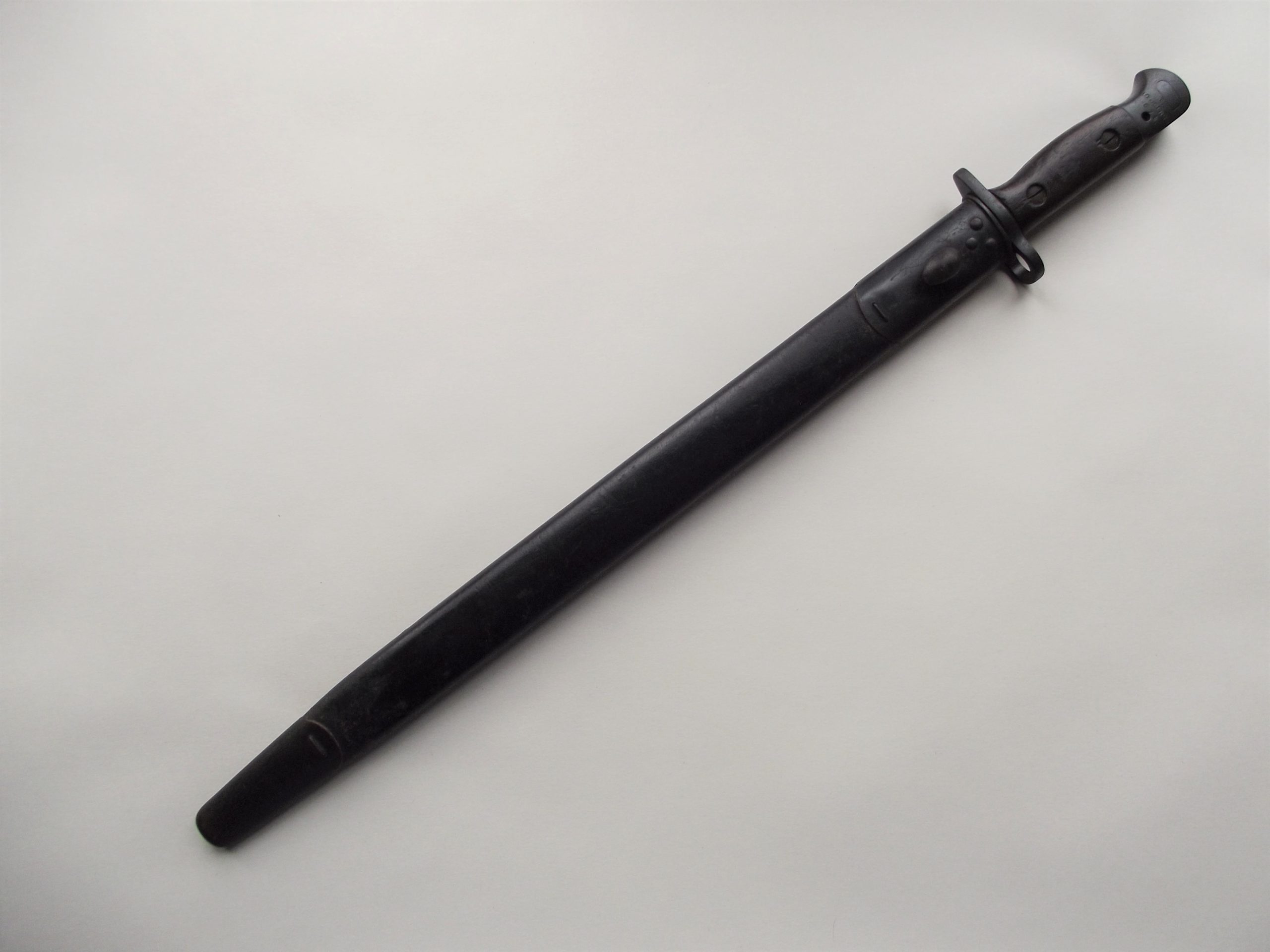WW1 1907 BAYONET & SCABBARD DATED 1917 REGIMENTALLY MARKED