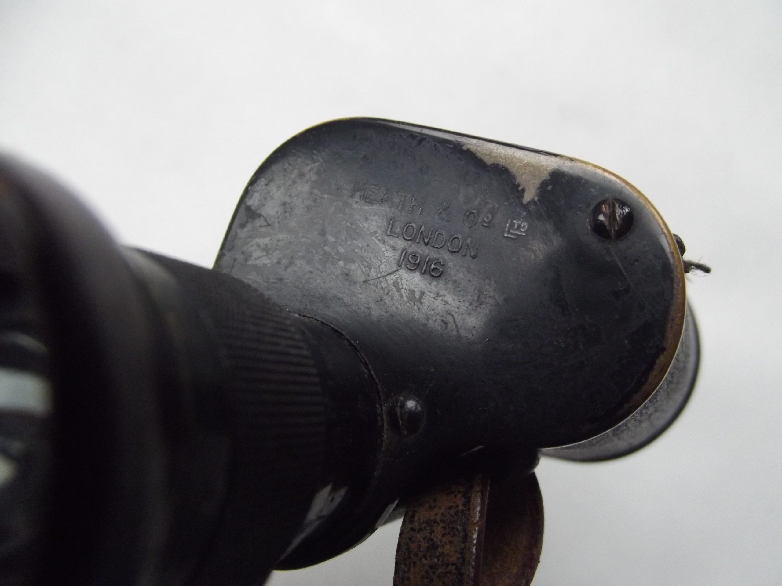WW1 OFFICERS BINOCULARS & LEATHER CASE DATED 1916/17