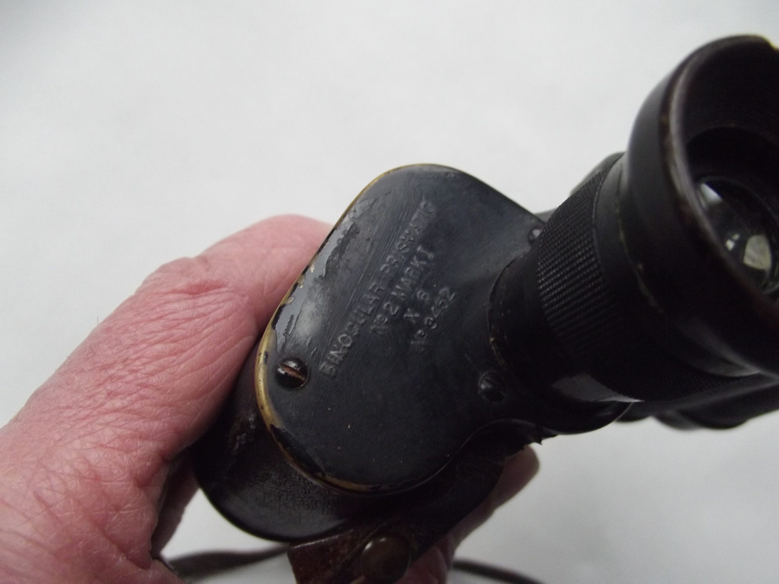 WW1 OFFICERS BINOCULARS & LEATHER CASE DATED 1916/17