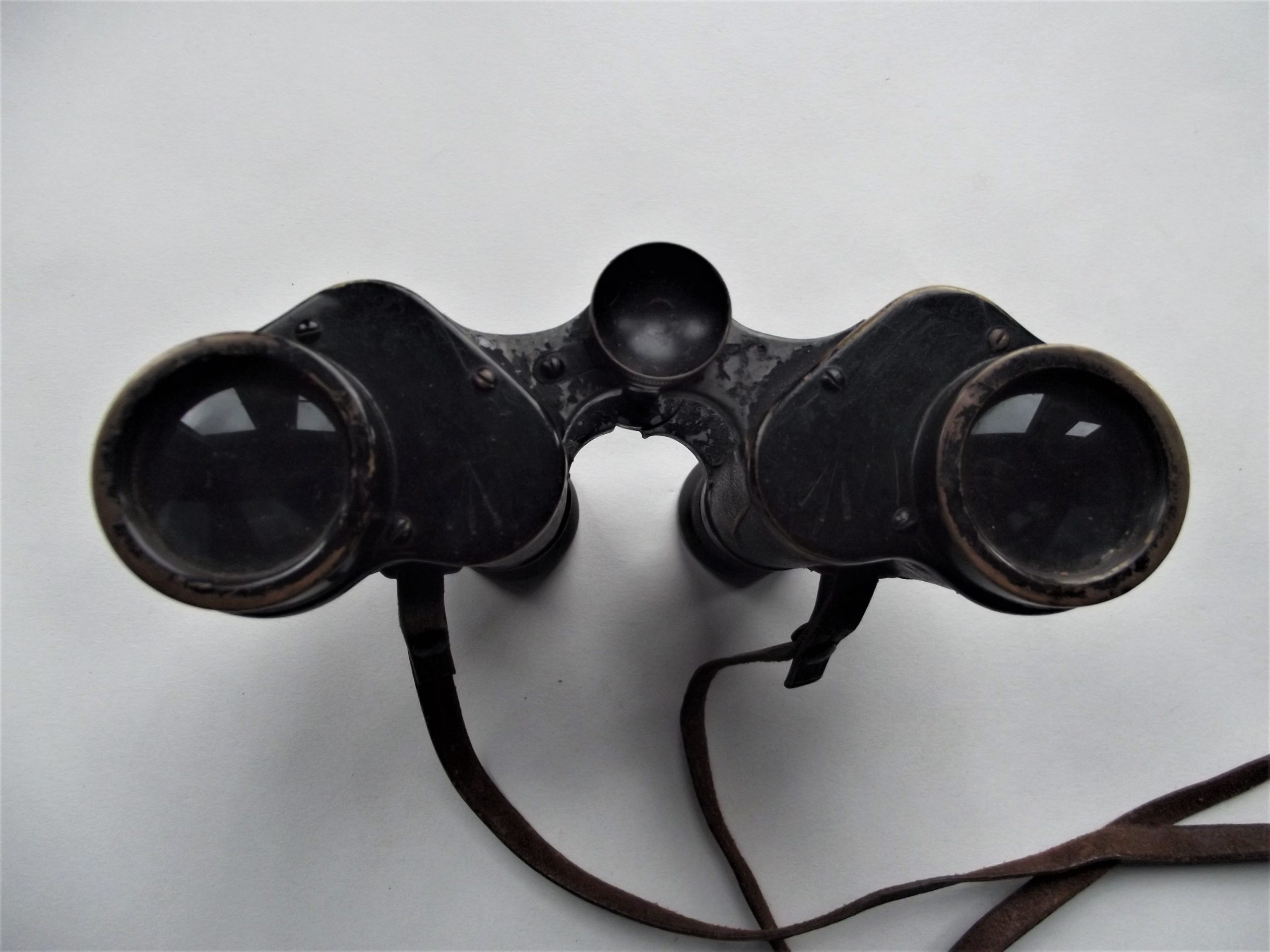 WW1 OFFICERS BINOCULARS & LEATHER CASE DATED 1916/17