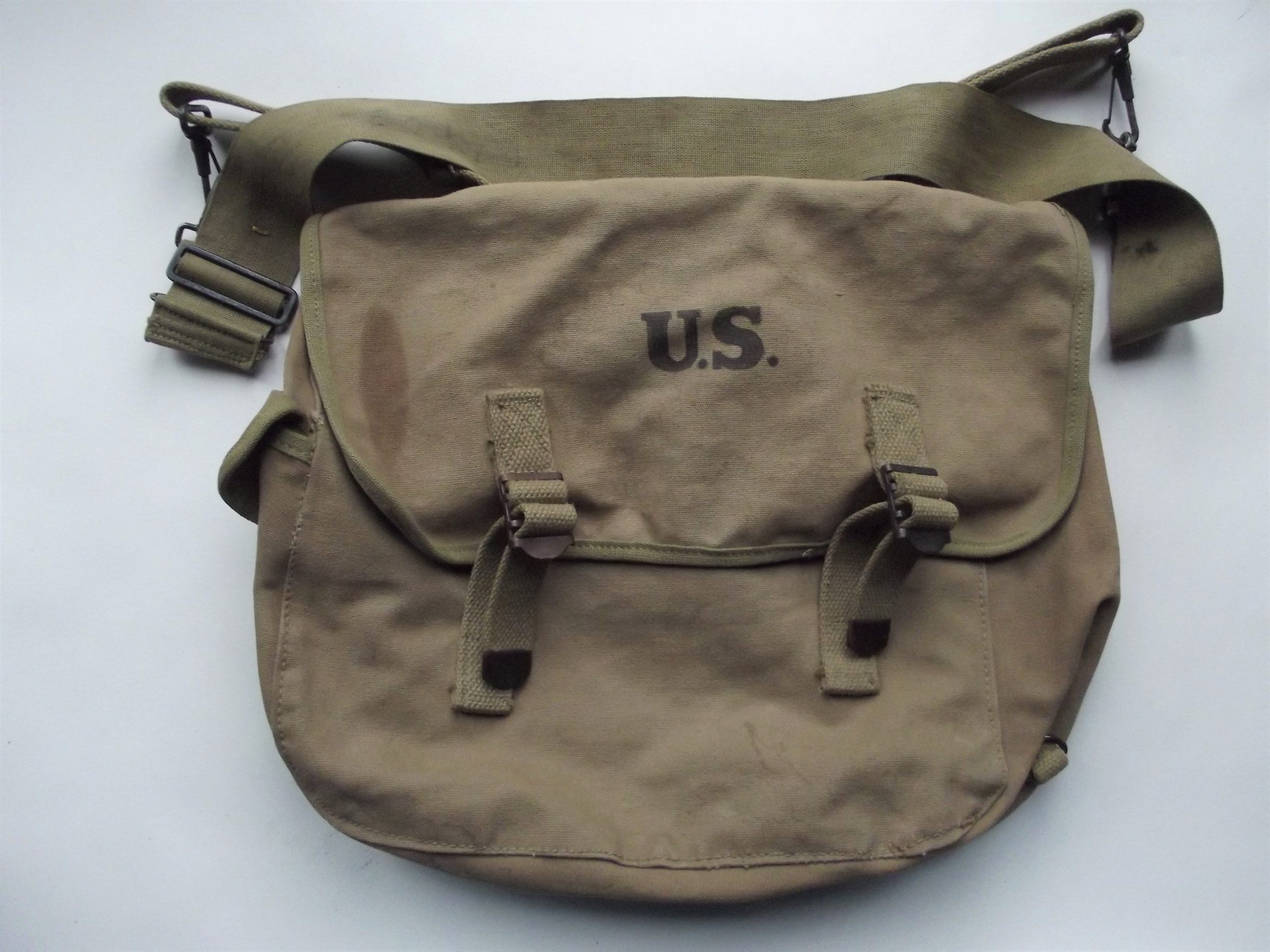 WW2 AMERICAN M1936 MUSETTE BAG & SHOULDER STRAP DATED 1942