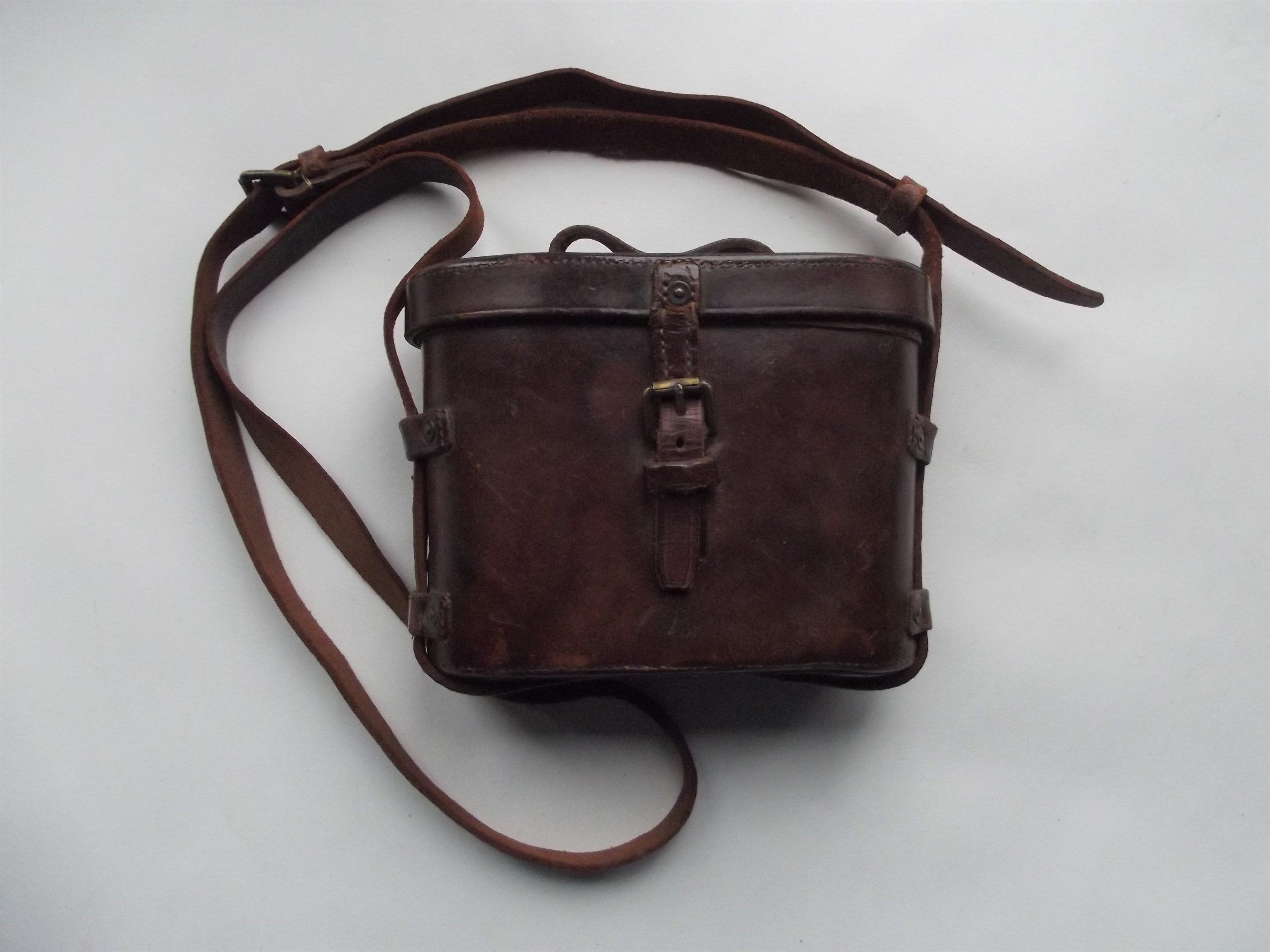 WW1 OFFICERS BINOCULARS & LEATHER CASE DATED 1916/17