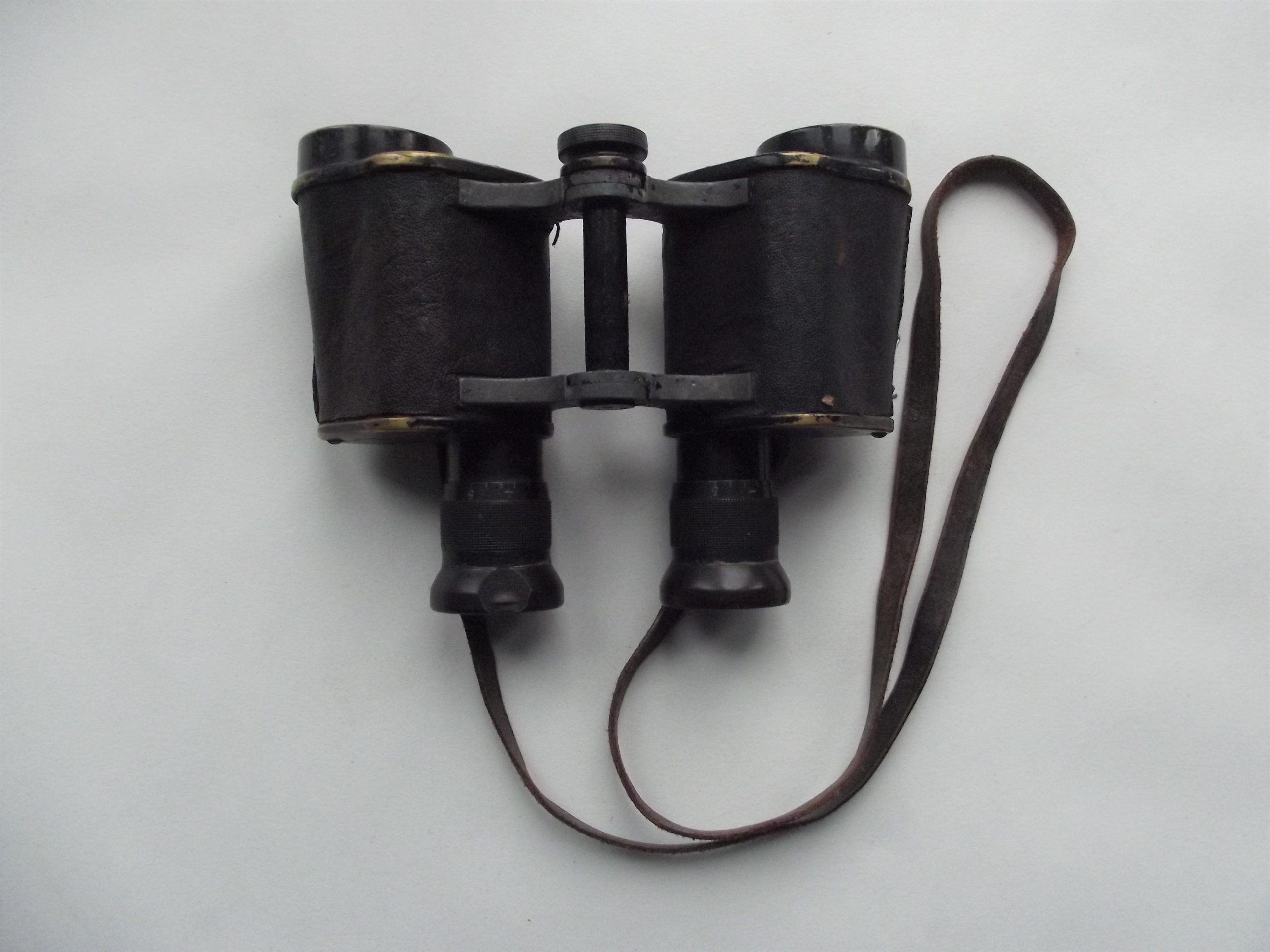 WW1 OFFICERS BINOCULARS & LEATHER CASE DATED 1916/17