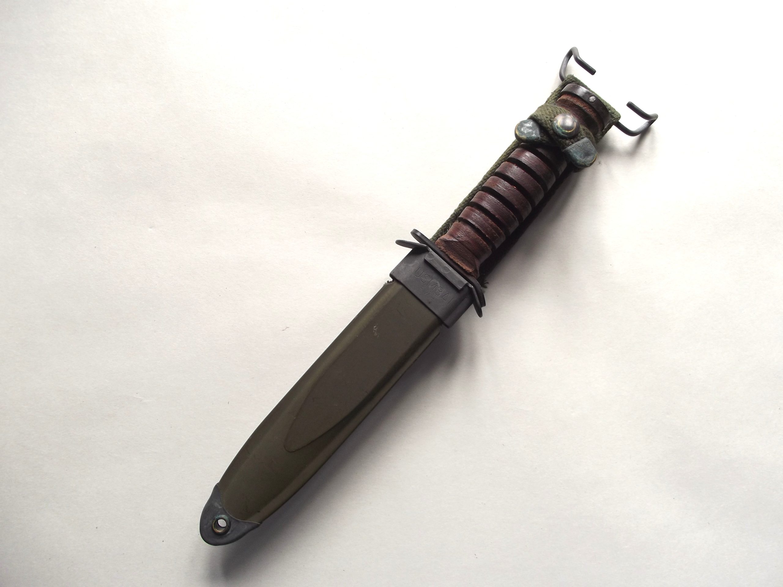 AMERICAN M3 FIGHTING KNIFE CAMILLUS & FIBRE SCABBARD