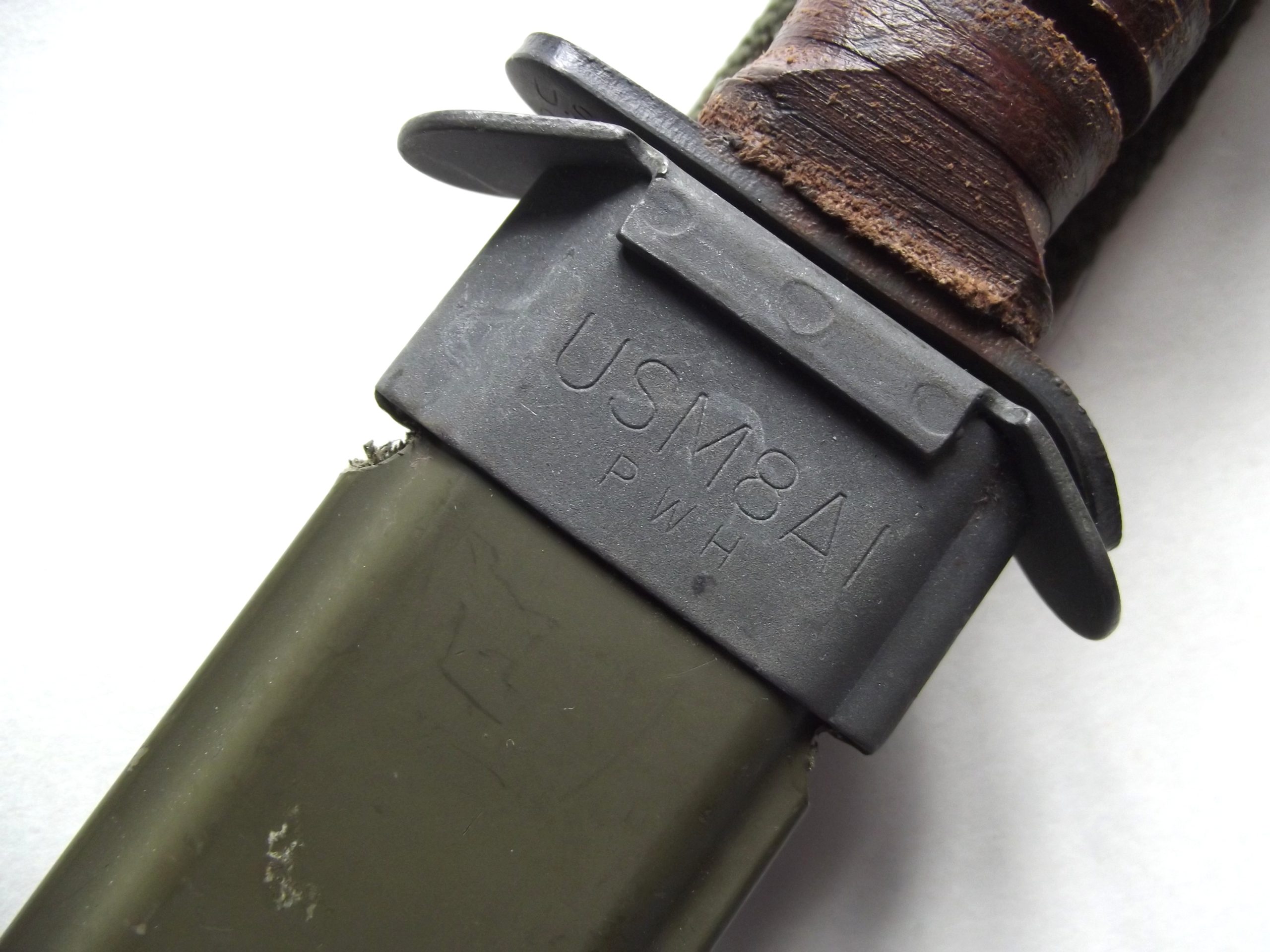 AMERICAN M3 FIGHTING KNIFE CAMILLUS & FIBRE SCABBARD