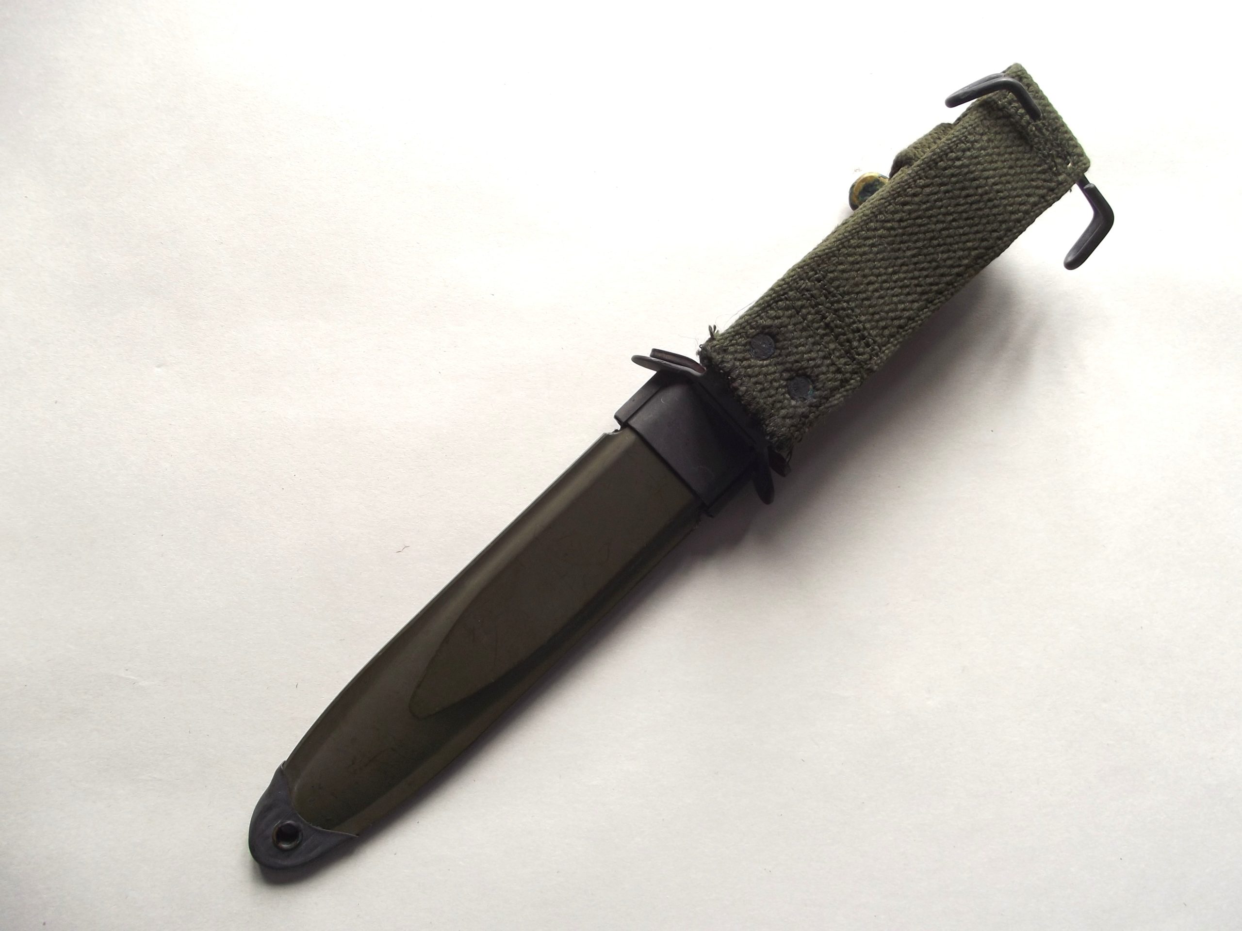 AMERICAN M3 FIGHTING KNIFE CAMILLUS & FIBRE SCABBARD