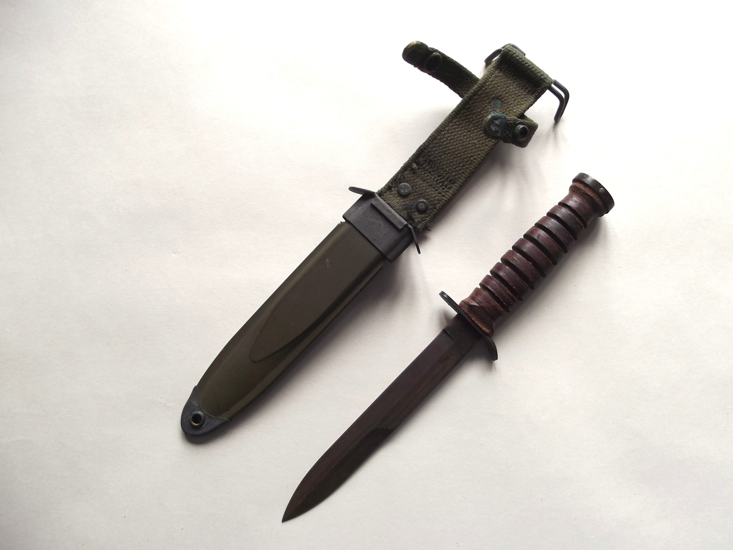 AMERICAN M3 FIGHTING KNIFE CAMILLUS & FIBRE SCABBARD