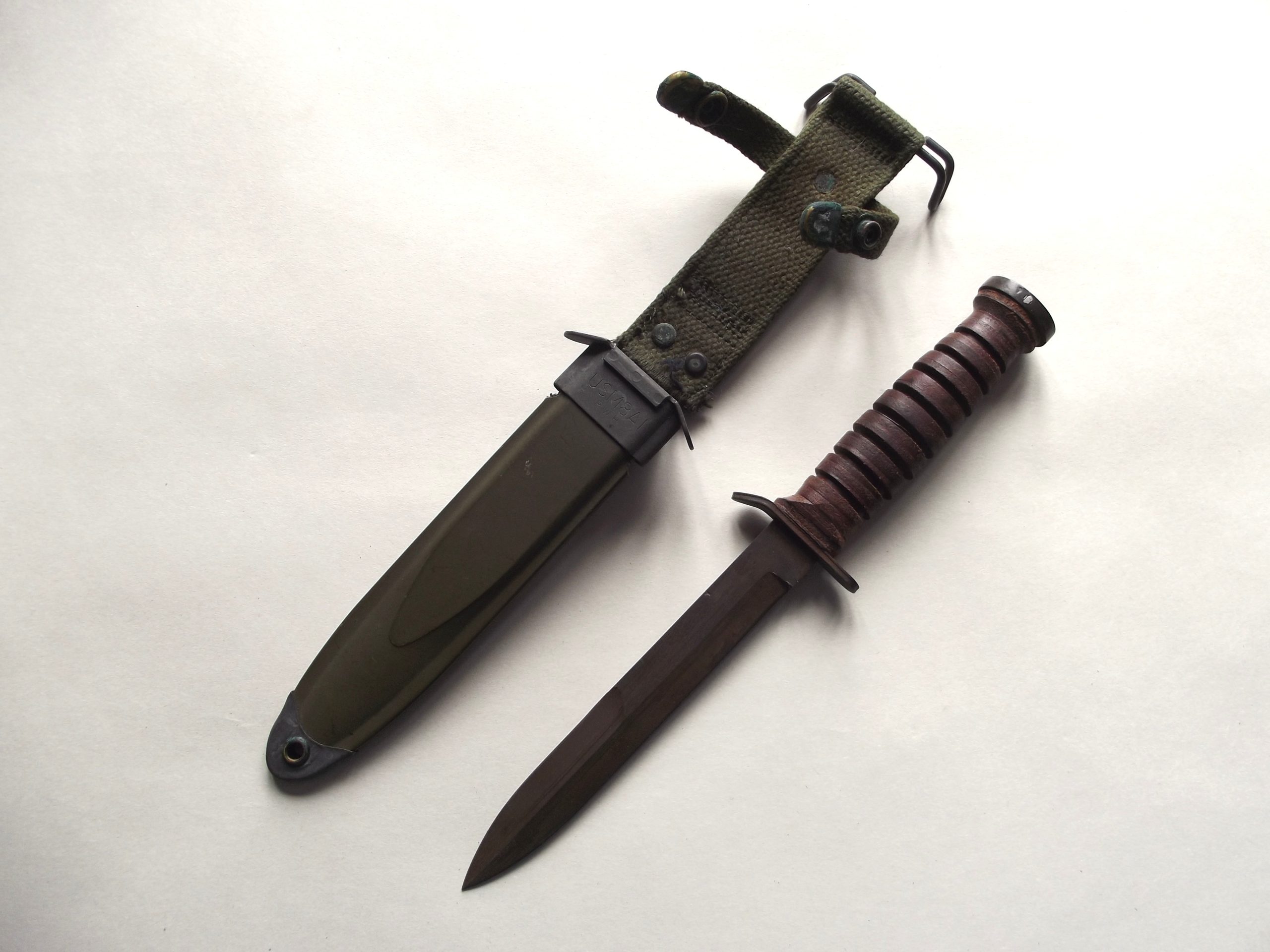 AMERICAN M3 FIGHTING KNIFE CAMILLUS & FIBRE SCABBARD