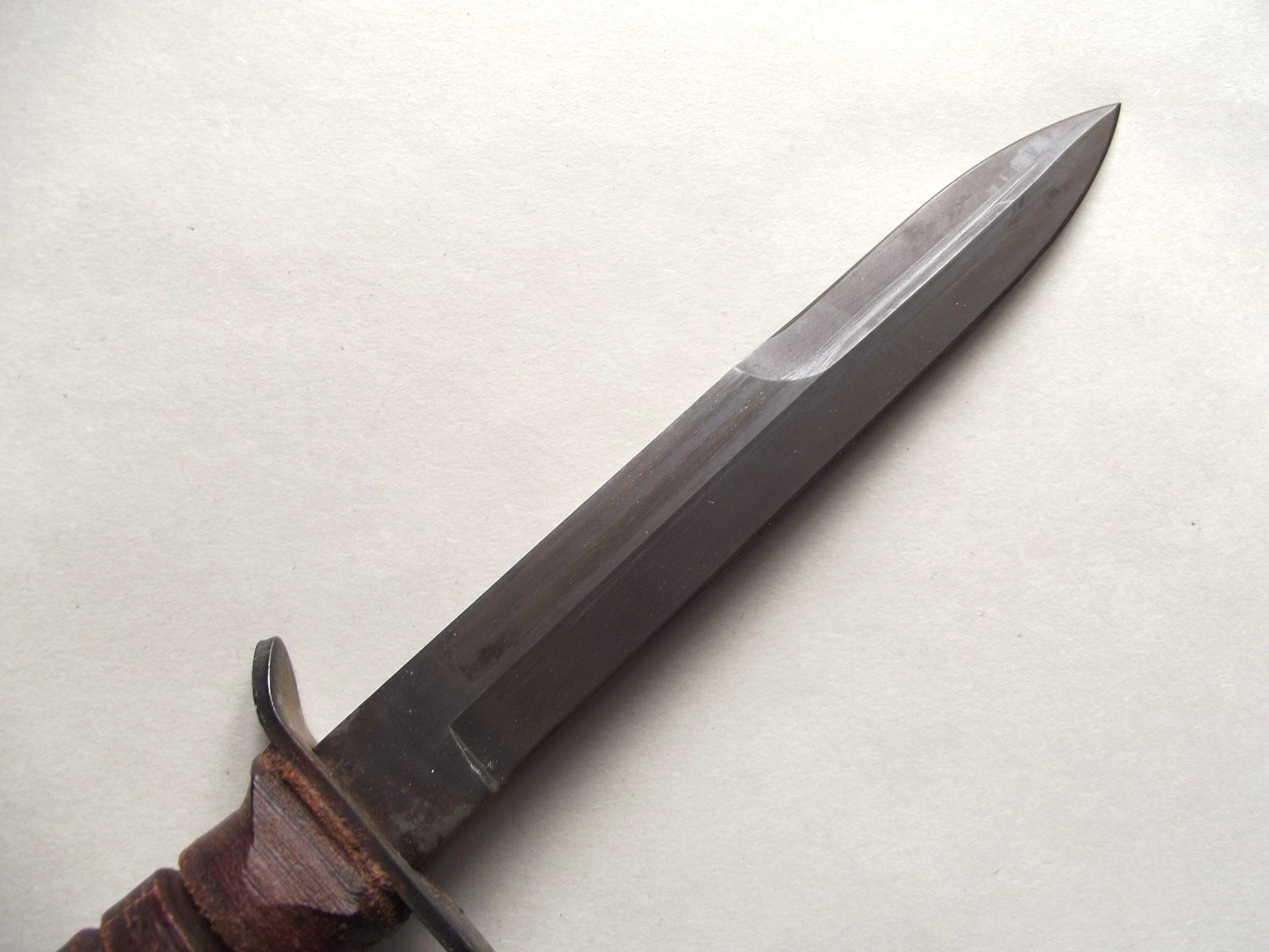 AMERICAN M3 FIGHTING KNIFE CAMILLUS & FIBRE SCABBARD