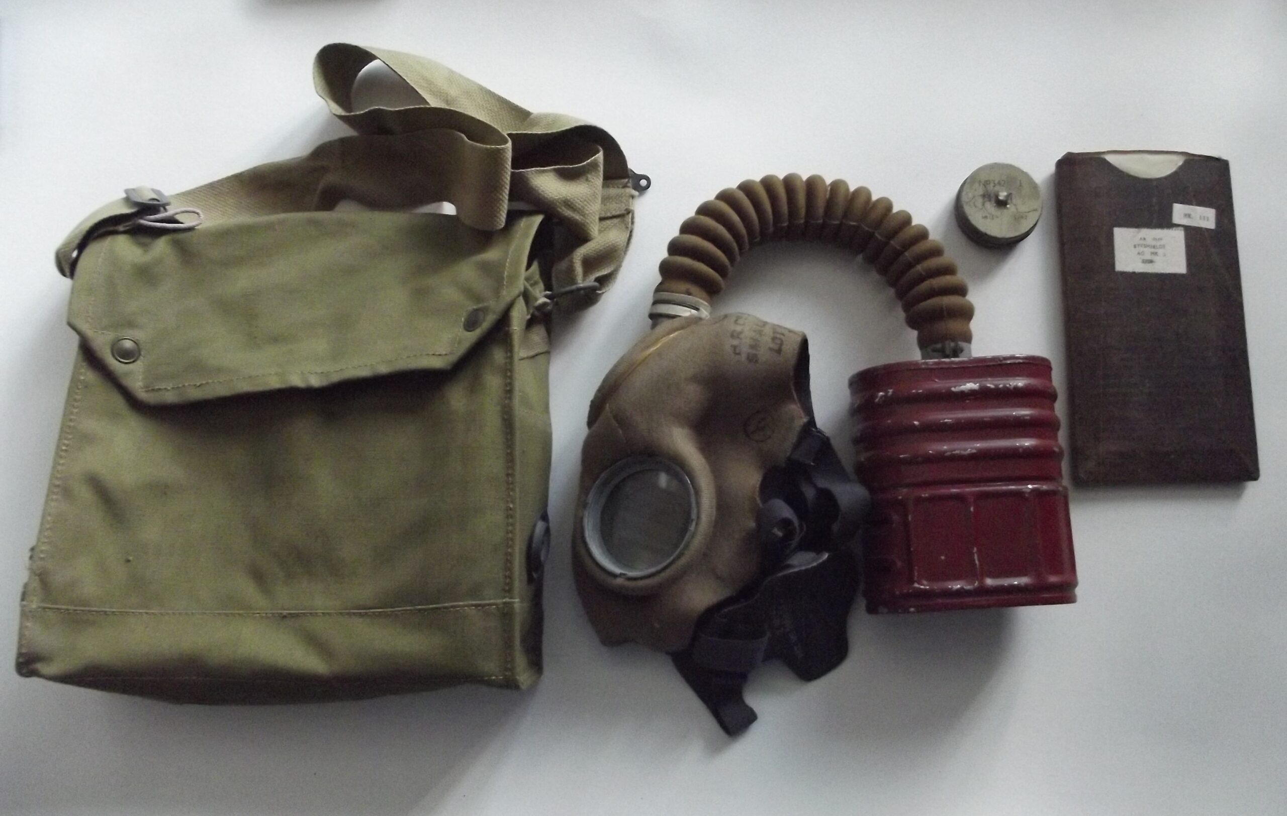 WW2 BRITISH ARMY GAS MASK & CASE DATED 1942/43