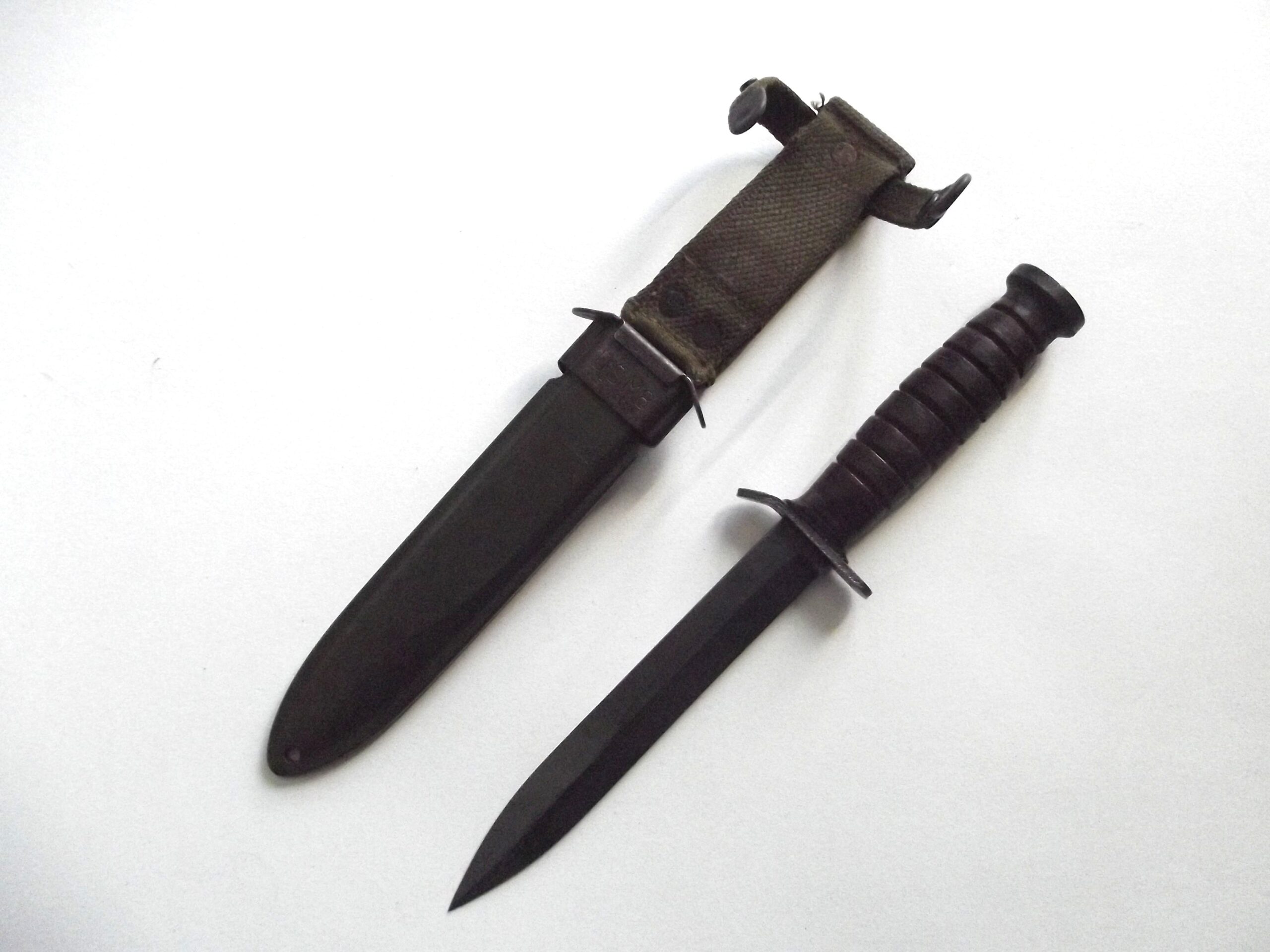 WW2 AMERICAN M3 FIGHTING KNIFE & USM8 FIBRE SCABBARD B.M.CO