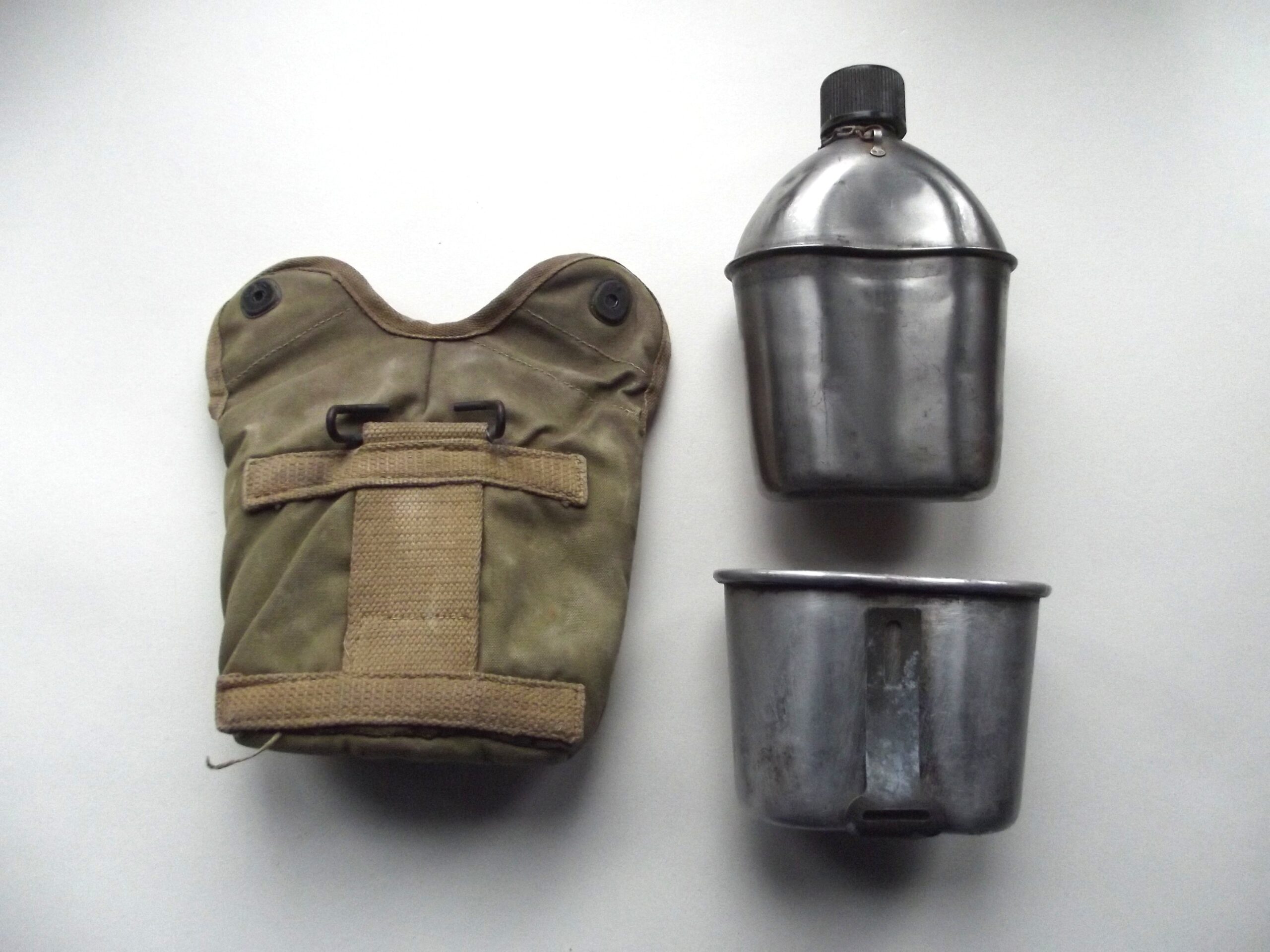 WW2 AMERICAN BRITISH MADE CAVALRY CANTEEN COVER & CONTENTS DATED 1943,44,45