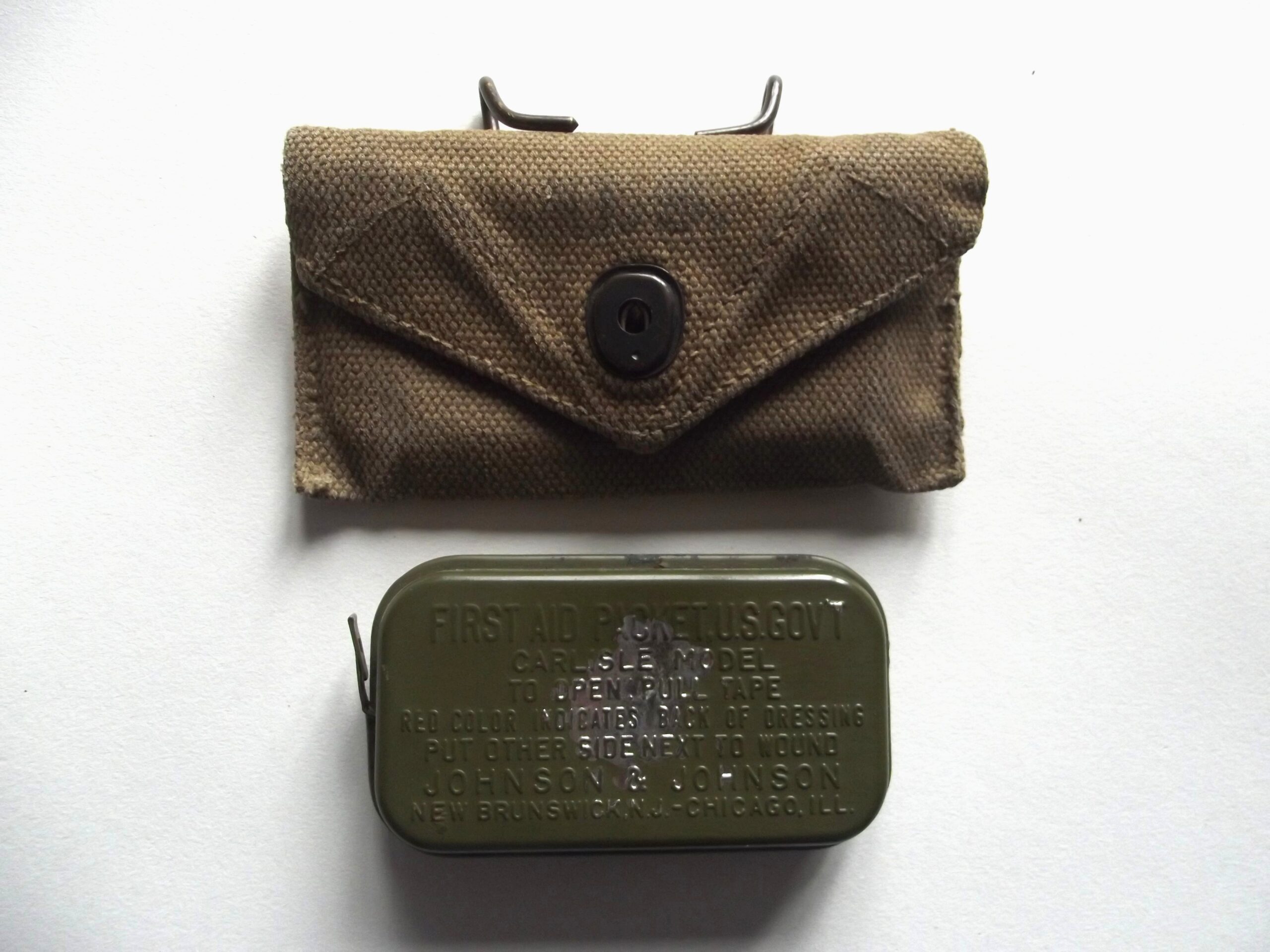 WW2 AMERICAN M1924 FIRST AID WEBBING POUCH & CARLILSE TIN DATED 1942