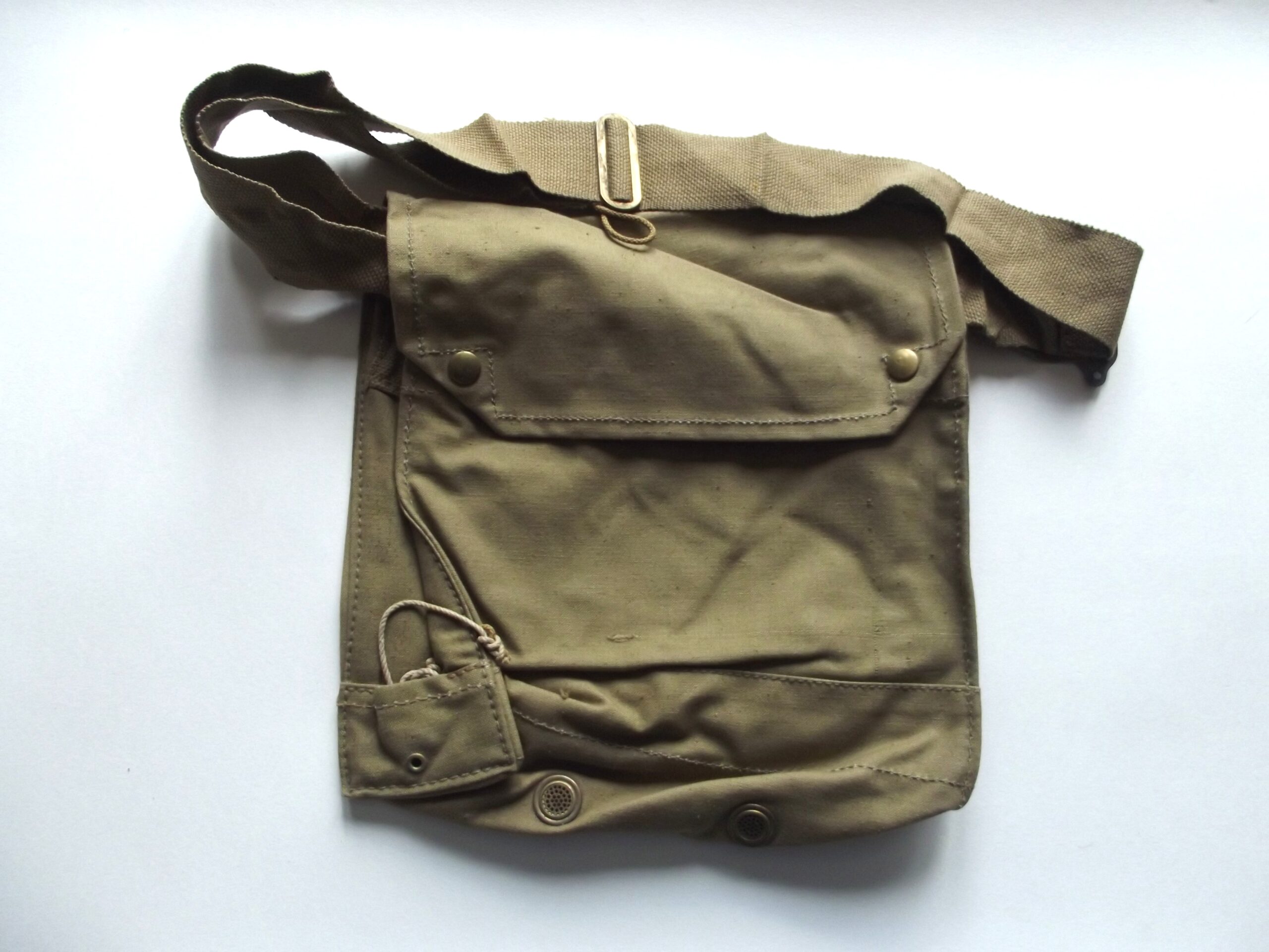 WW2 BRITISH ARMY GAS MASK BAG DATED 1943