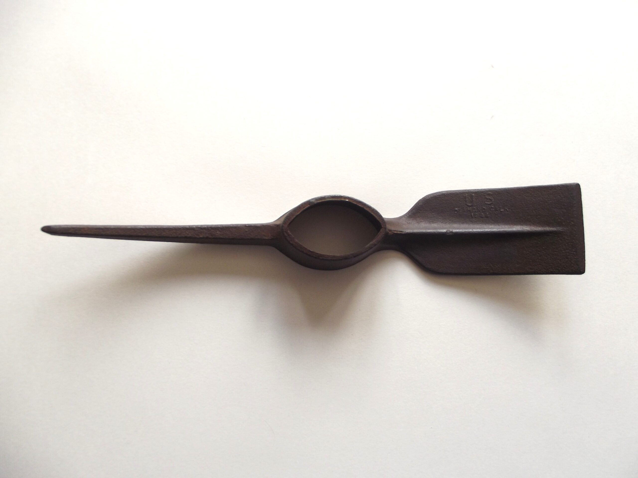 WW2 AMERICAN M1910 PICK-MATTOCK HEAD DATED 1944