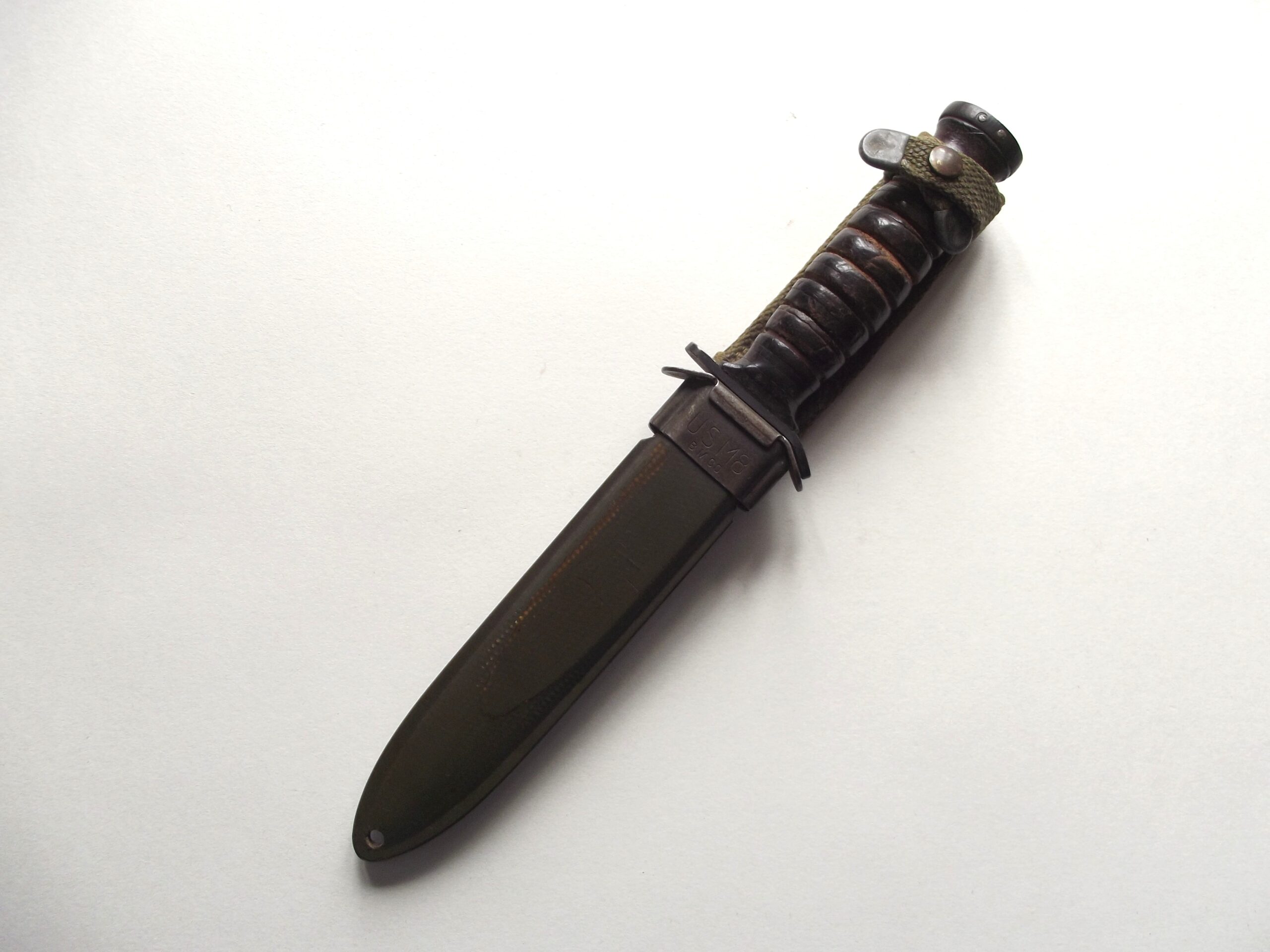 WW2 AMERICAN M3 FIGHTING KNIFE & FIBRE SCABBARD B.M CO C1944