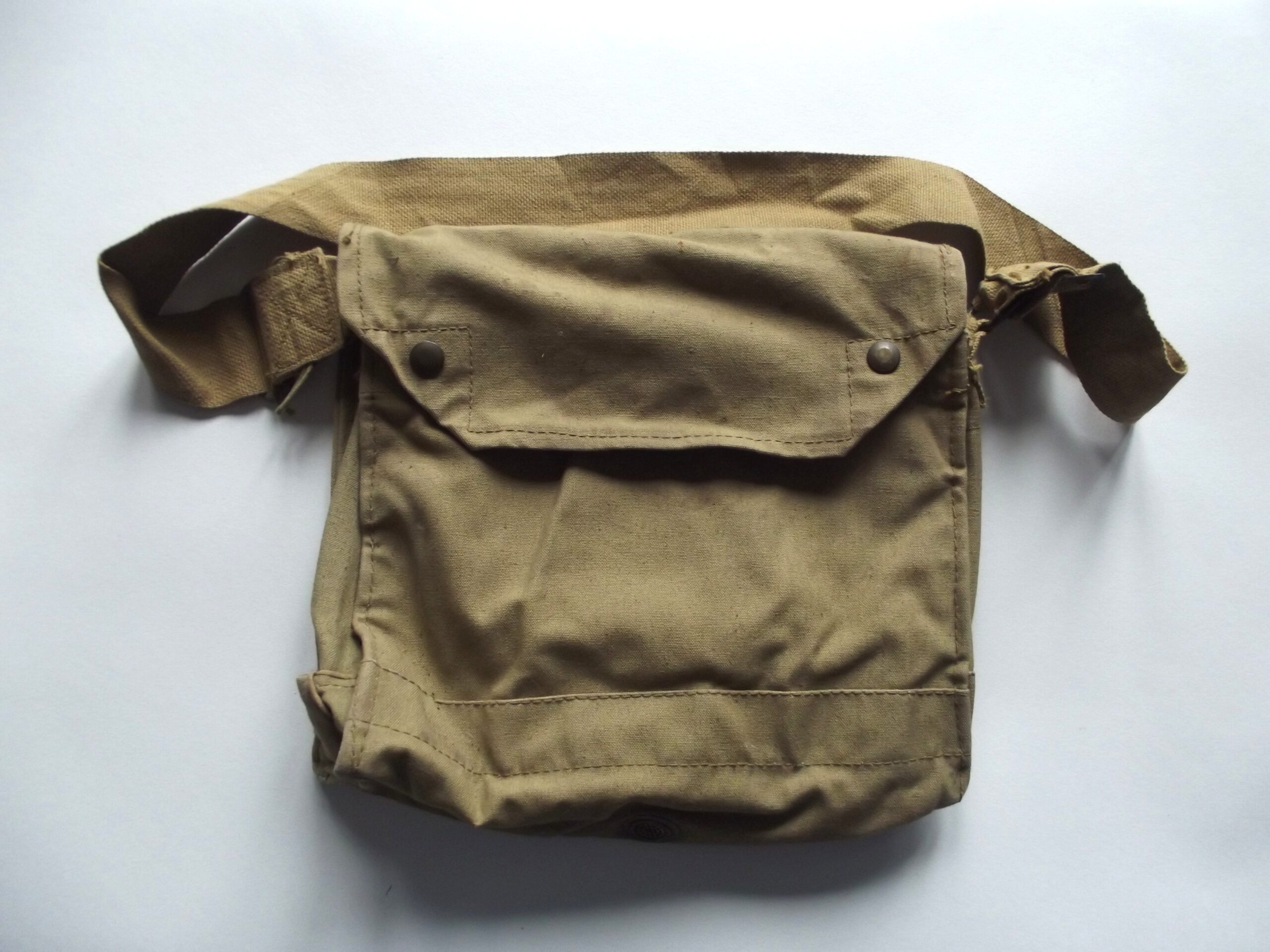 WW2 CANADIAN ARMY GAS MASK BAG DATED 1943