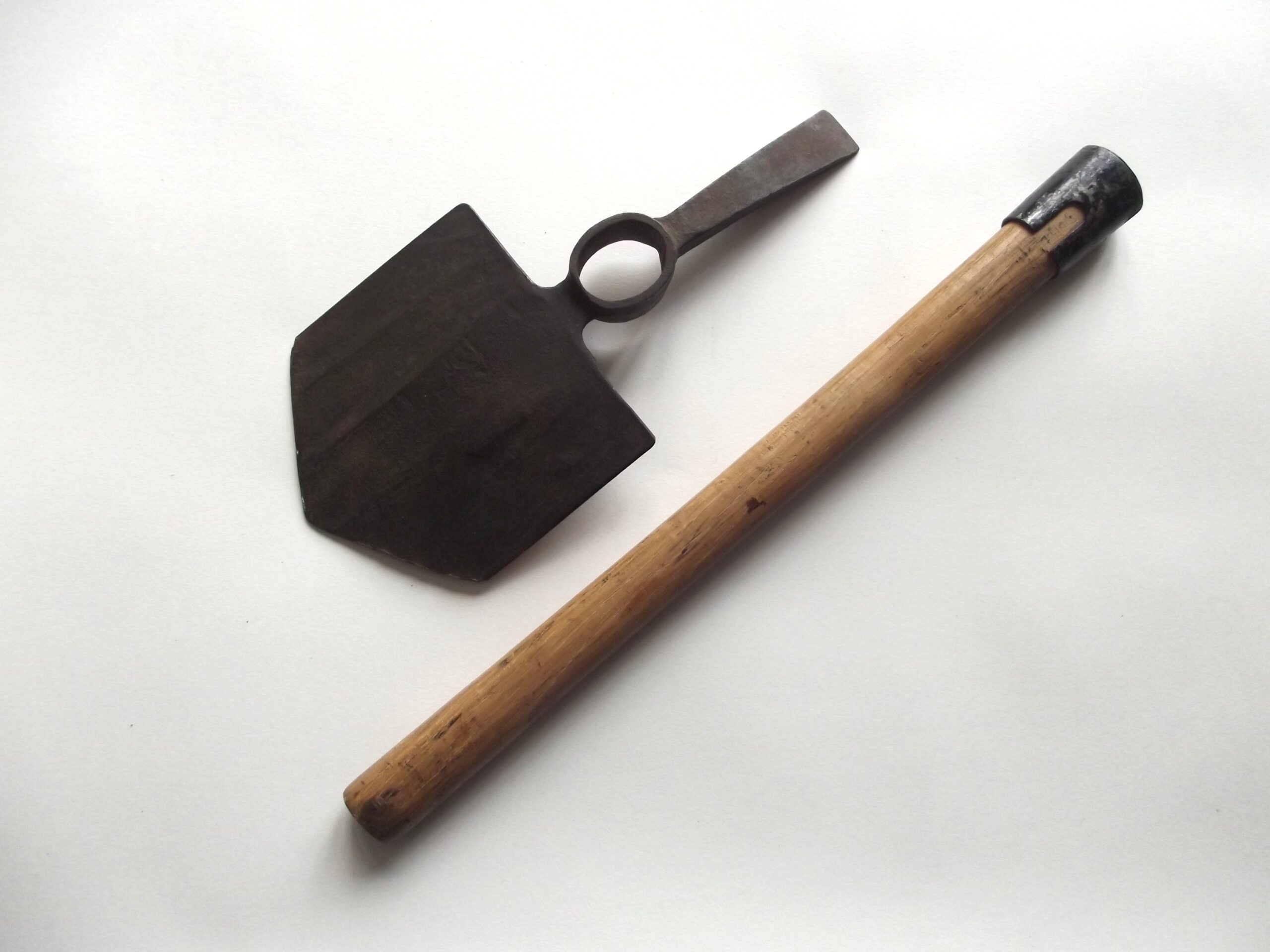 37 PTN INTRENCHING TOOL & HALVE DATED 1952