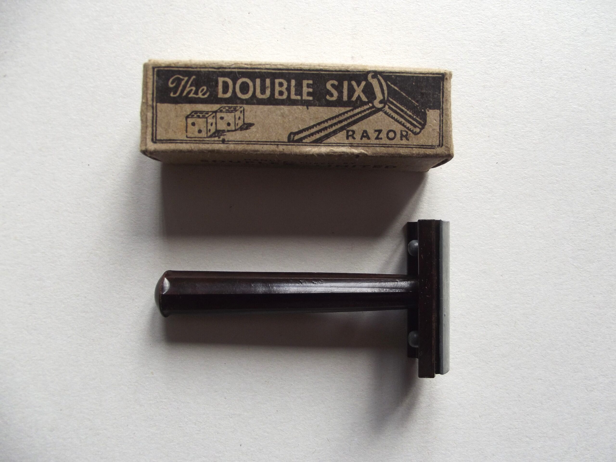 WW2 BRITISH ARMY DOUBLE SIX RAZOR DATED 1944