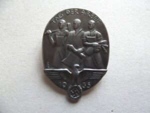 GERMAN TAG DER ARBEIT LABOUR DAY BADGE DATED 1935