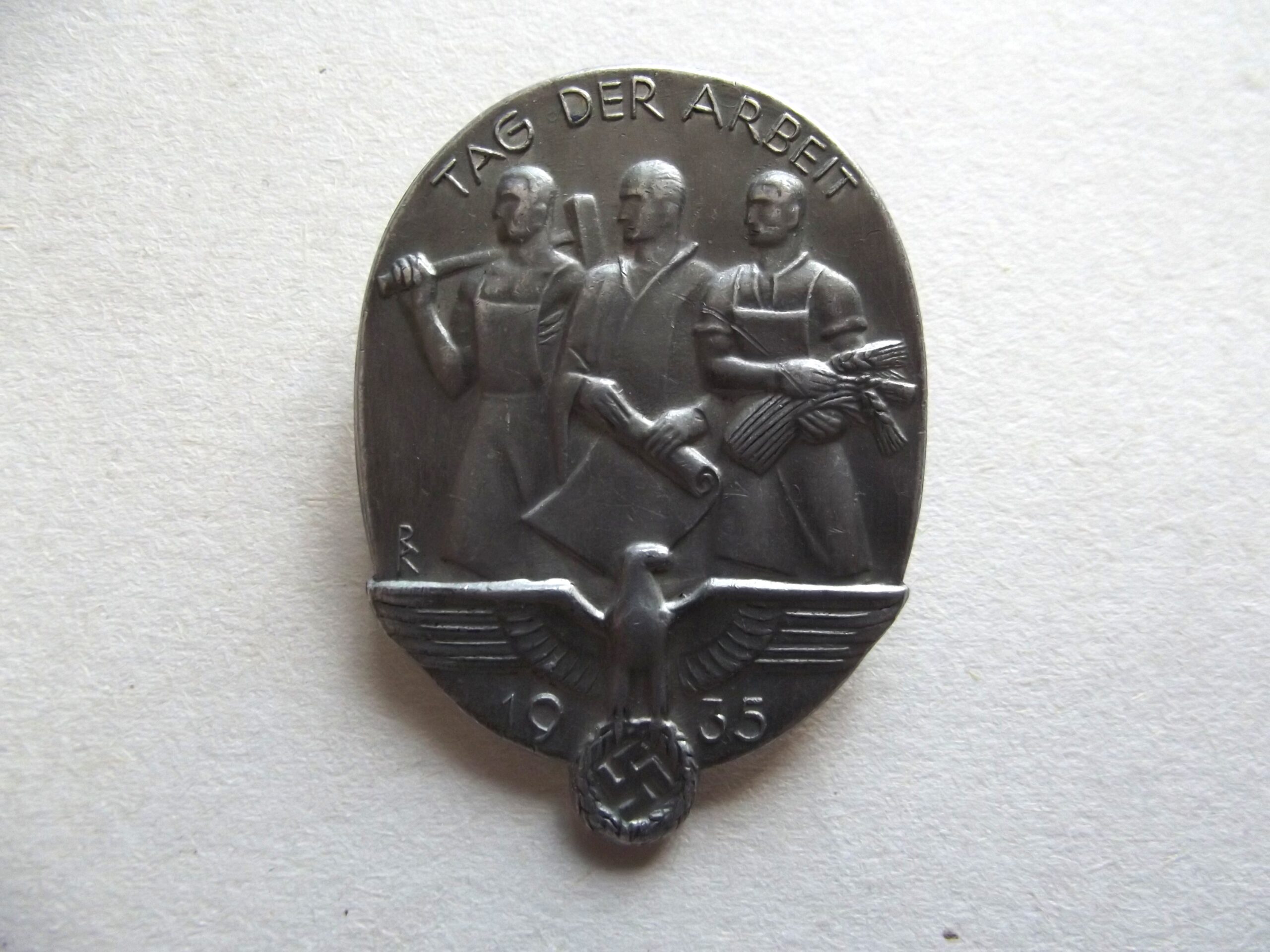 GERMAN TAG DER ARBEIT LABOUR DAY BADGE DATED 1935