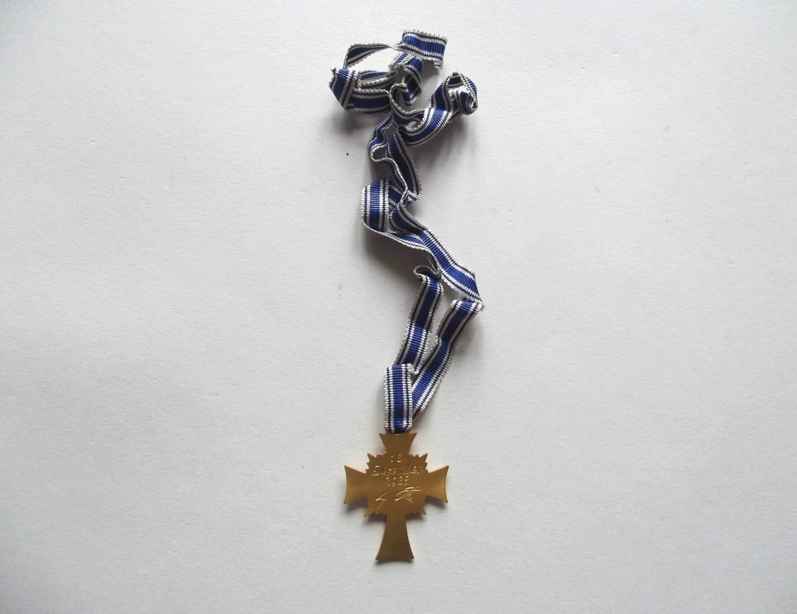 WW2 GERMAN GOLD MOTHER'S CROSS CASED