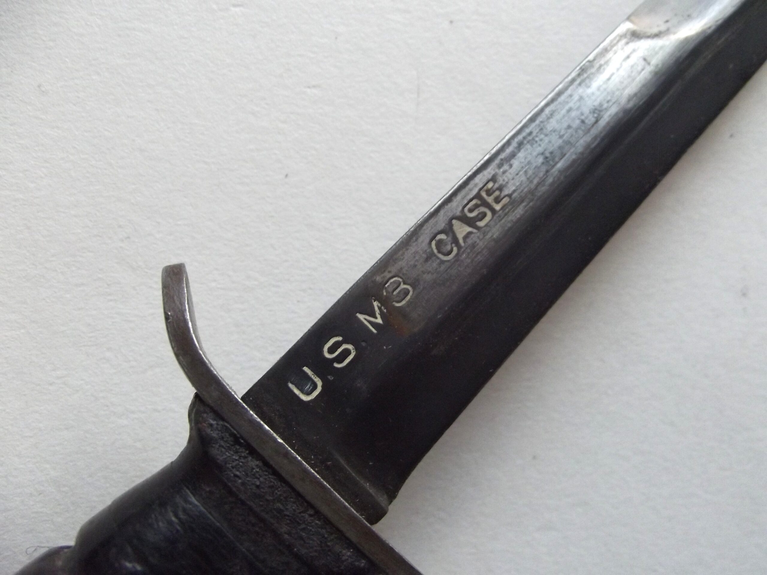 WW2 AMERICAN M3 FIGHTING KNIFE & SCABBARD BLADE MARKED CASE