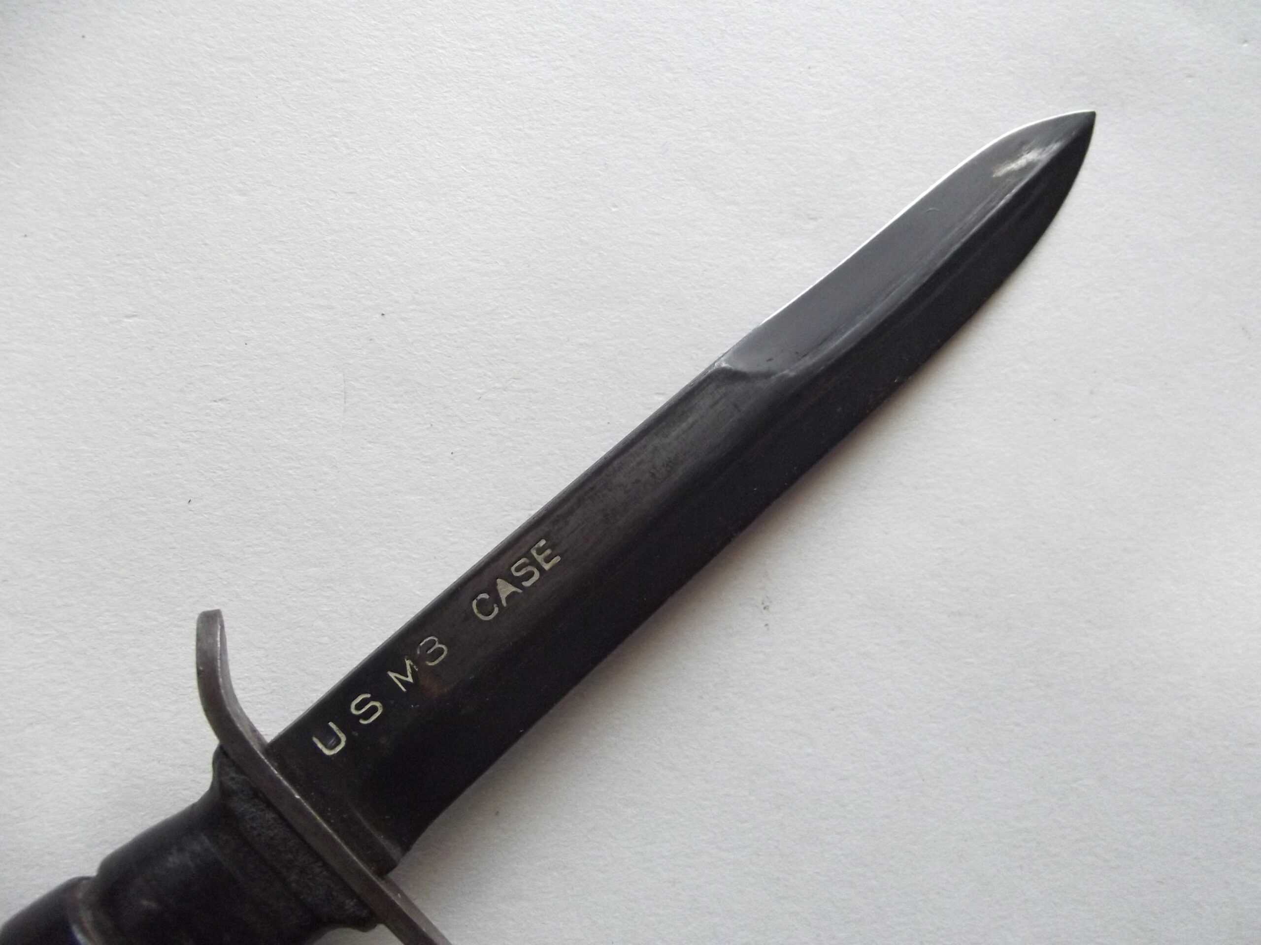 WW2 AMERICAN M3 FIGHTING KNIFE & SCABBARD BLADE MARKED CASE