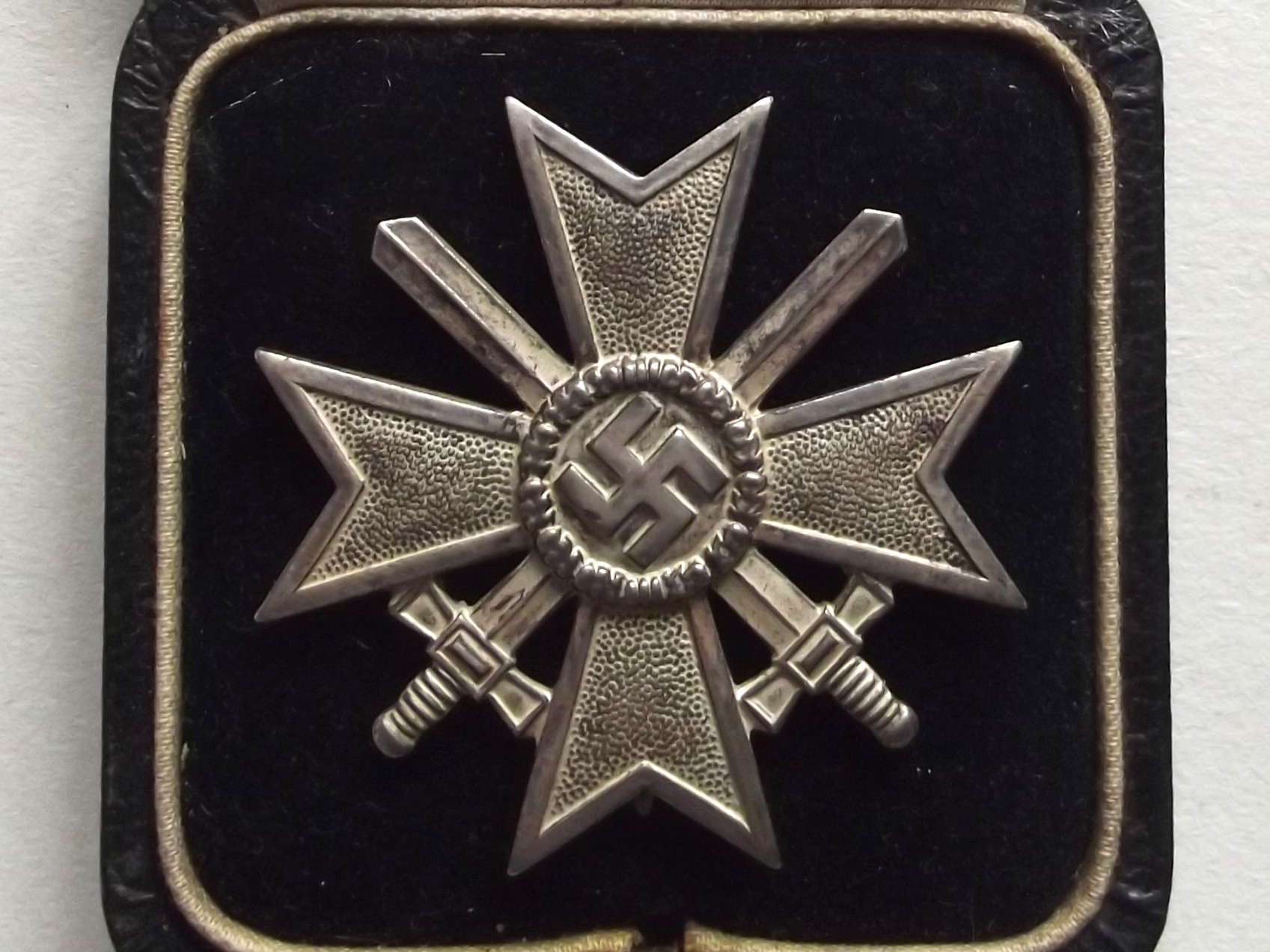 WW2 GERMAN 1ST CLASS WAR MERIT CROSS WITH SWORDS CASED MAKER 62