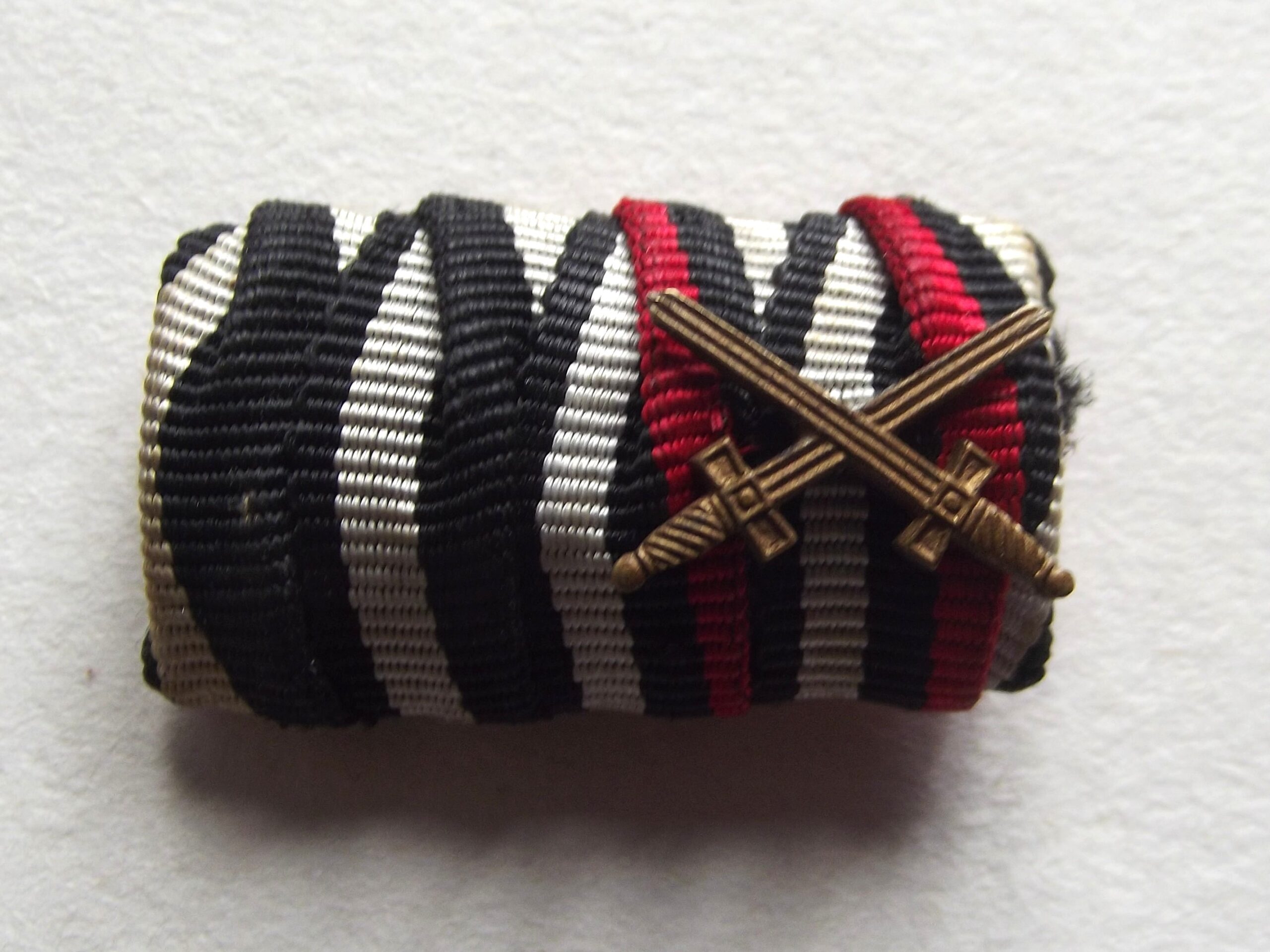WW1 IMPERIAL GERMAN MEDAL BAR & CROSSED SWORDS