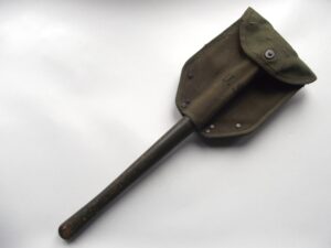 WW2 AMERICAN M1943 INTRENCHING TOOL & WEBBING COVER DATED 1944/45